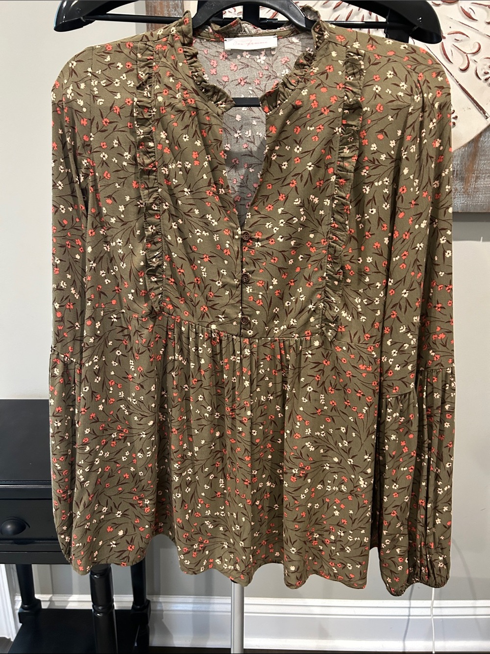 Ces Femme Woman’s Olive Green Floral Ruffle V-Neck Blouse Size Small Fall Ready!